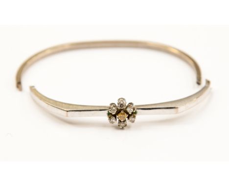 A white metal bangle with daisy flower diamond decoration, central treated yellow diamond with six white diamonds (af)