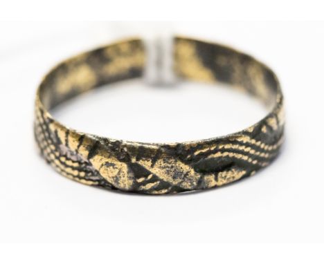 A ring with serpent decoration and indistinct hallmarks, 1.7g, ring size R½