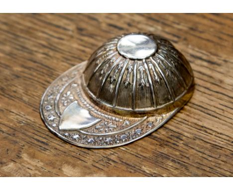 A Silver Jockey Cap Caddy Spoon, Sheffield 1973, within original red cardboard box