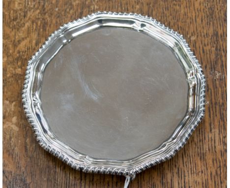 Silver card tray on three feet, London 1918, weight approx 222 gms/7.15 ozt