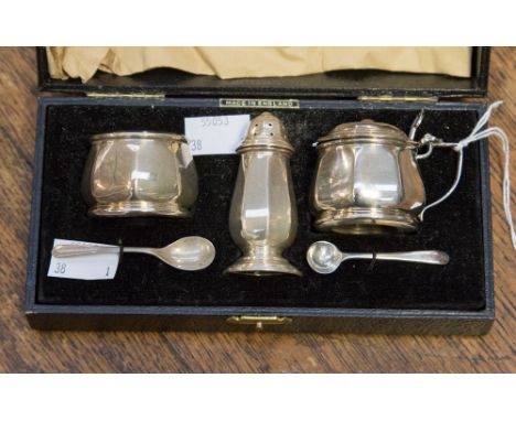 A cased silver cruet set, weighting approx 2.60ozt Birmingham 1959, having Bristol blue liners, and including salt and mustar