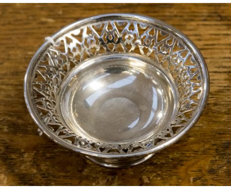 A Victorian silver sweetmeat raised and pierced dish, Sheffield 1890, 1.4 ozt/42.7 grams approx 