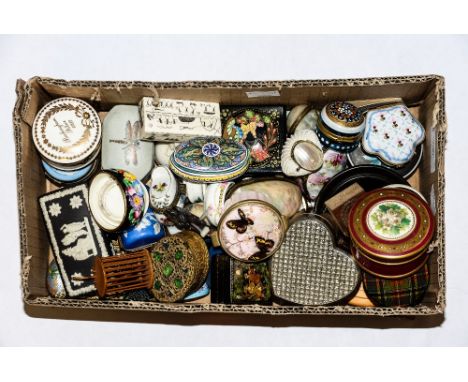 A good collection of patch boxes and snuff boxes including laquerware, bone, ceramic and with oyster shell purses