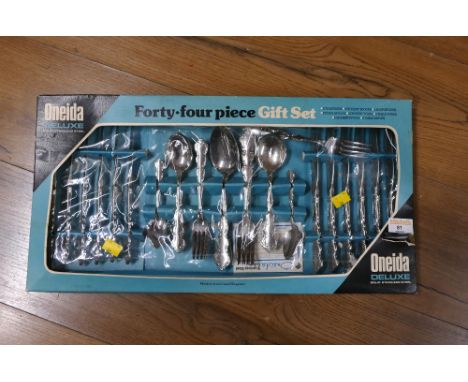 Vintage boxed set of Oneida 44 piece cutlery gift set
