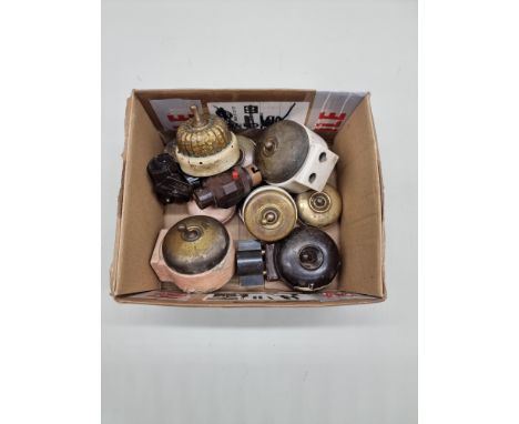 A collection of vintage light switches, to include Bakelite examples.&nbsp;&nbsp; 