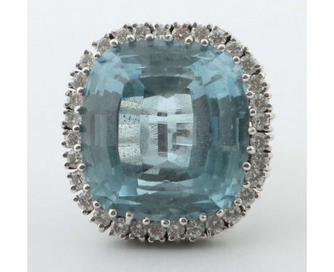 Ring mit Topas &amp; Diamantenentourage1970er Jahre, Weißgold 750, ca. 20,53 g, besetzt mit einem Topas (ca. 40 ct) und 32 Di