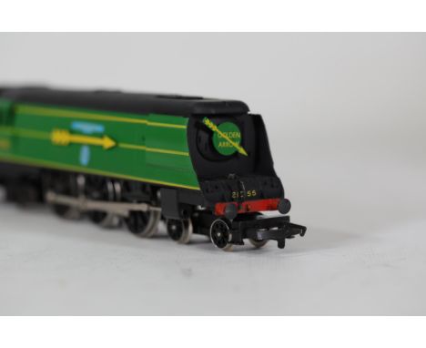 Hornby Golden Arrow Fighter Pilot Locomotive and 3 Carriages - R.866 SR 4-6-2 Loco Fighter Pilot, R.229 Southern Railway Rest