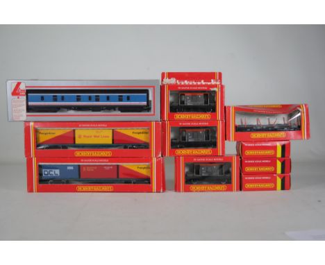 6 Hornby Freightliner goods transporters + accessories: - 3 x 20 ton brake van cars (R.048)- 1 x 45 ton steel carrier SAA (R.