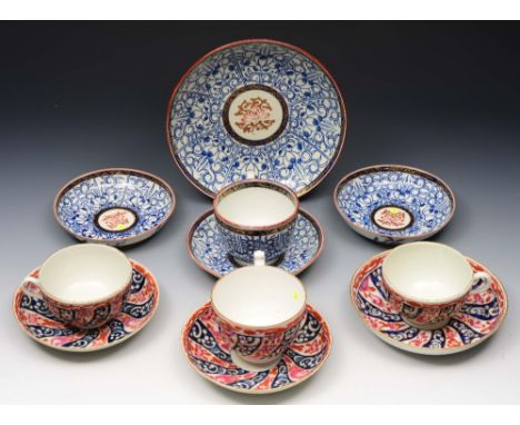 A COLLECTION TO INCLUDE a Worcester Royal Lily saucer dish, a tea cup and three saucers, a Worcester Queen Charlotte pattern 