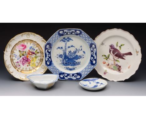 A COLLECTION OF FIVE REPRESENTATIVE PIECES OF PORCELAIN TO INCLUDE a Bow blue and white octagonal plate, 22cm wide; a Bow blu