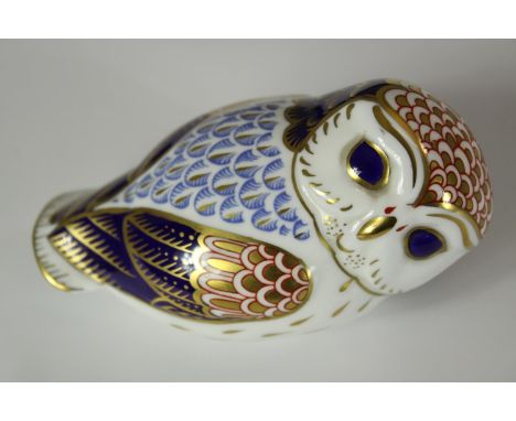 A Royal Crown Derby Imari porcelain owl paperweight with gold coloured button. H.7 W.14 D.8cm. 