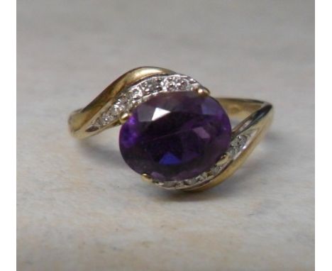 9ct gold amethyst & diamond chip ring size Q