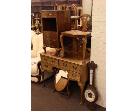 Early 20th Century mahogany cabriole leg dressing table, dressing stool, dressing mirror, mahogany bedside cabinet, pair bed 