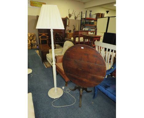 A 19TH CENTURY OAK TILT-TOP PEDESTAL TABLE DIA. 84 CM, TOGETHER WITH A CREAM PAINTED LAMP STANDARD