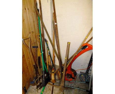 A SELECTION OF GARDEN TOOLS BROOMS ETC