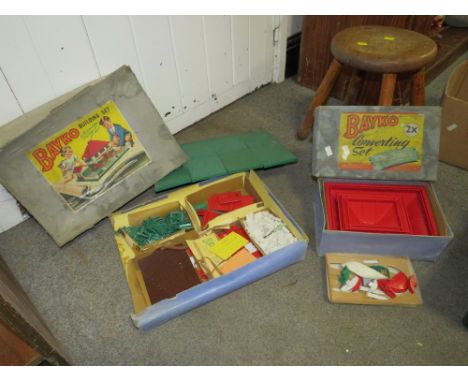 TWO BOXED VINTAGE BAYKO BUILDING SETS 