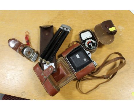 A SELECTION OF LEATHER CASED VINTAGE PHOTOGRAPHY FIELD ITEMS, CONSISTING OF A HANIMEX SEKONIC LIGHT METER, WESTERN MASTER II 