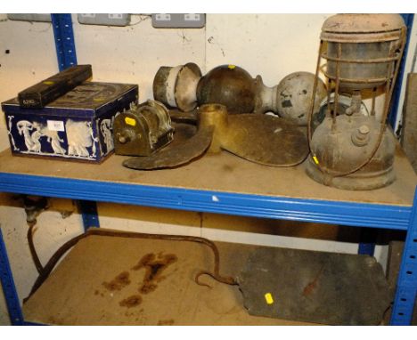 A SELECTION OF METALWARE AND VINTAGE FARMING TOOLS TO INCLUDE A PROPELLER, LANTERN, POST TOPPERS ETC