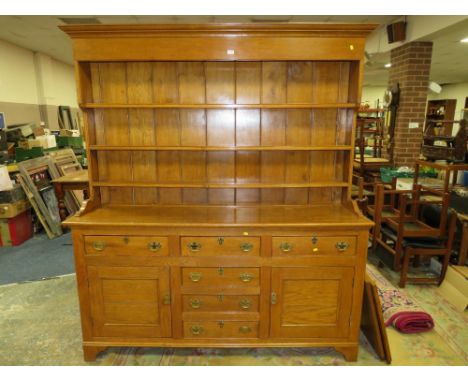 A LARGE LIGHT OAK DRESSER , HAVING A COMBINATION OF SIX DRAWERS AND TWO CUPBOARDS WITH PLATE RACK ABOVE, APPROX W 184 CM, H 2