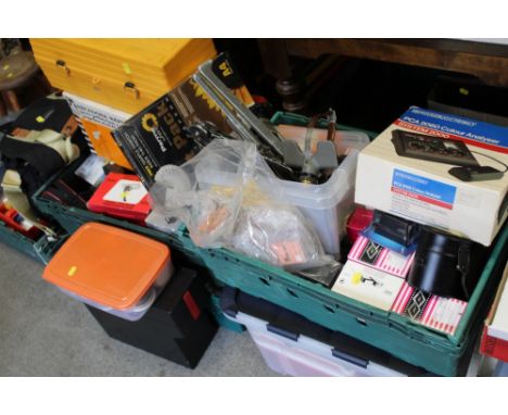 A LARGE QUANTITY OF VINTAGE CAMERA AND PHOTOGRAPHY RELATED EQUIPMENT TO INCLUDE NIKON EXAMPLES, 35 MM SLIDE DEVELOPING ITEMS 