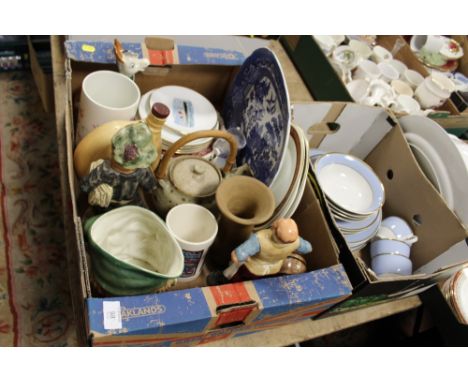 A TRAY OF ASSORTED CERAMICS TO INCLUDE A BESWICK CHARACTER JUG, ROYAL TUSCAN COFFEE CANS ETC TOGETHER WITH A SMALL BOX OF DOU