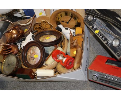 A TRAY OF TREEN AND COLLECTABLES TO INCLUDE A ROBERTS R707 RADIO, VINTAGE BAROMETER 