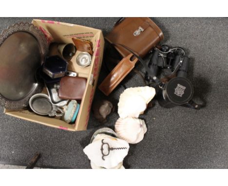 A BOX OF COLLECTABLES TO INCLUDE A CASED PAIR OF LIEBERMAN AND GORTZ BINOCULARS, A CASED THREE BOTTLE GRANTS SCOTCH WHISKY FL