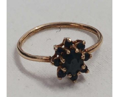 A GARNET CHESTER RING SET IN 9ct GOLD, SIZE 'J'
