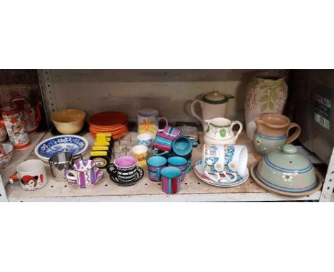 SHELF OF MISC STUDIO POTTERY, COFFEE CUPS & SAUCERS, MARMITE TOAST RACK & OTHER CHINAWARE