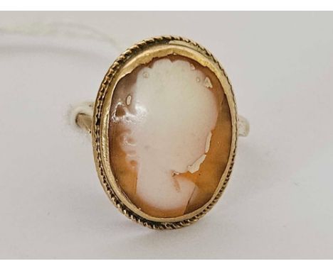 9ct GOLD CAMEO SET RING, 2.3g