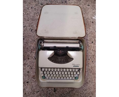 PORTABLE OLYMPIA SPLENDID 66 PORTABLE TYPEWRITER IN CARRY CASE