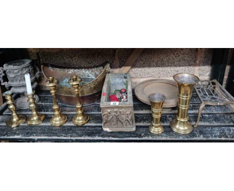 SHELF WITH A QTY OF BRASS ITEMS INCL; CANDLESTICKS, DISHES, TRIVET & METAL VASE