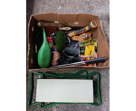 CARTON WITH MISC GARDEN HAND TOOLS, KNEELER & OTHER GARDEN TOOLS