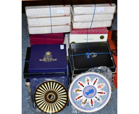 A large quantity of collectors plates including Spode, Villeroy & Boch, Worcester NSPCC Christmas etc (qty) 