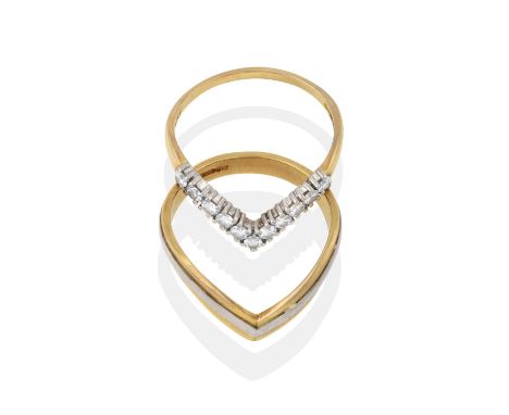the round brilliant cut diamonds in white claw settings, to a yellow plain polished shank, total estimated diamond weight 0.5