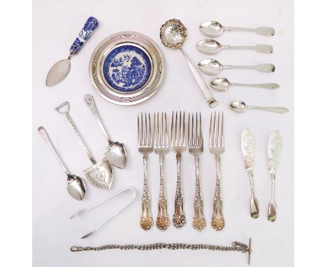 A silver plated novelty sugar shovel: German, c.1900, 15.25cm long; together with a silver plated pip dish with blue and whit