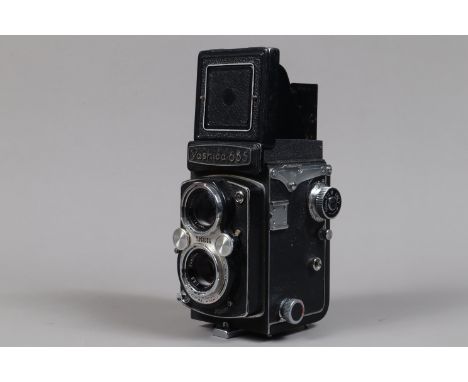 A Yashica 635 TLR Camera, shutter sluggish on slow speeds, body G, some wear to edges, with yashinon 80mm f/3.5 lens, element