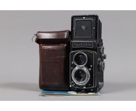 A Rolleicord Vb TLR Camera, Type 2, serial no 2651544, body F-G, some paint scratches to edges, shutter working, with Schneid