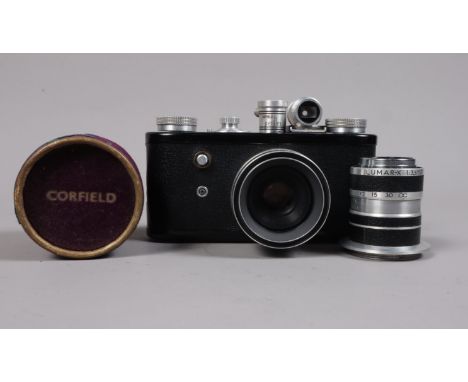 A Corfield Periflex I 35mm Camera, black, serial no 513194, shutter working, body G-VG, light wear, with 45mm f/3.5 Lumax len