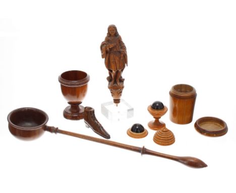 Selection of antique treen to include a toddy ladle, liqueur glass within a lidded wooden outer case, turned egg cup, turned 