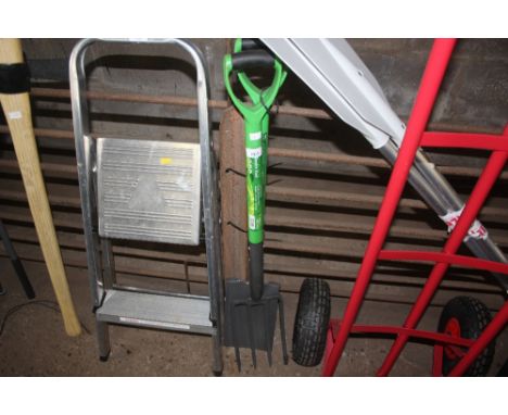 A boarder fork and spade (18)