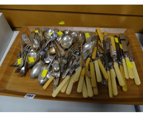 Tray of various vintage cutlery