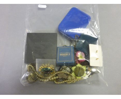 Bag of vintage costume jewellery to include; silver brooch, agate brooch, gold plated earrings