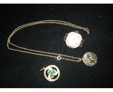 A 9CT YELLOW GOLD DISC PENDANT attached to a 9ct yellow gold fine link chain, a clover leaf pendant and a ladies wristwatch