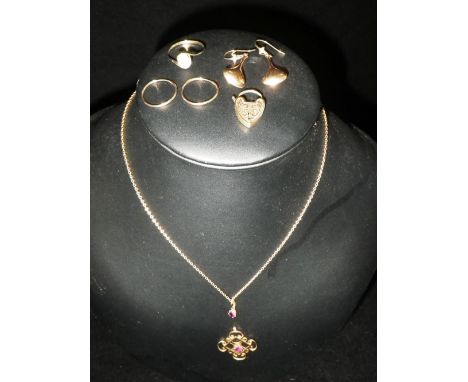 AN 'AMETHYST' AND 9CT YELLOW GOLD PENDANT, attached to a 9ct yellow gold fine link chain, three rings, a pair of earrings and