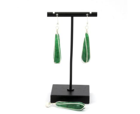 A pair of 925 silver and jade earrings, together with a matching pendant, L. 5.5cm.