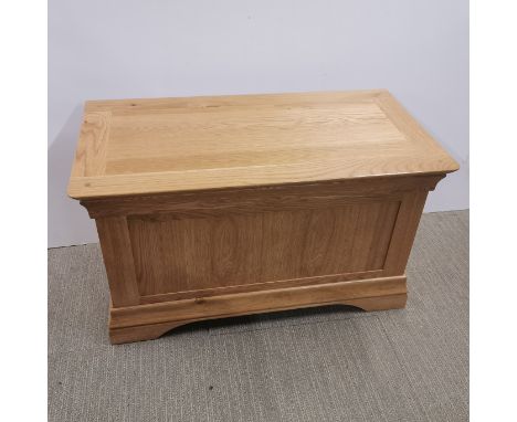 A heavy quality light oak/elm storage box/ottoman, 91 x 52 x 48cm. Possibly Ercol.