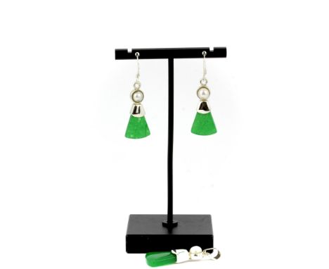 A pair of 925 silver, jade and cultured pearl earrings and matching pendant. L. 5cms