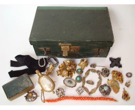 A small quantity of costume and silver jewellery comprising an oval agate and turquoise set gilt metal brooch with central lo