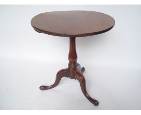 A George III mahogany tripod table, the circular top with tip top action, on baluster stem and cabriole legs.
65cm diameter x